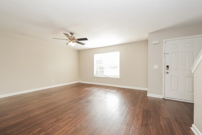 Foto del edificio - 702 Holland Ridge Dr