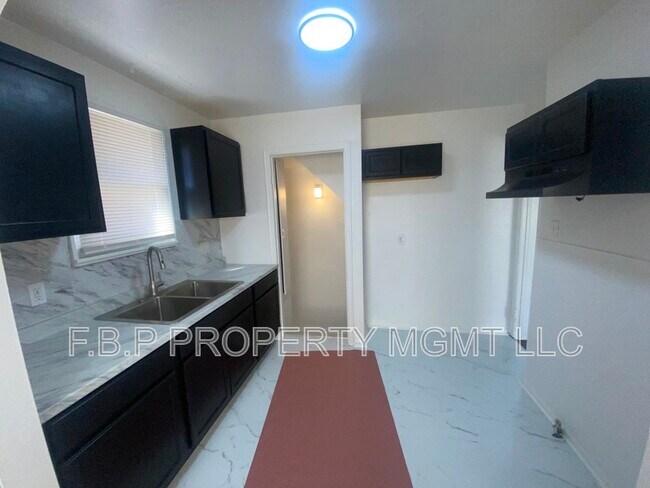 Foto del edificio - 12907 Mansfield St