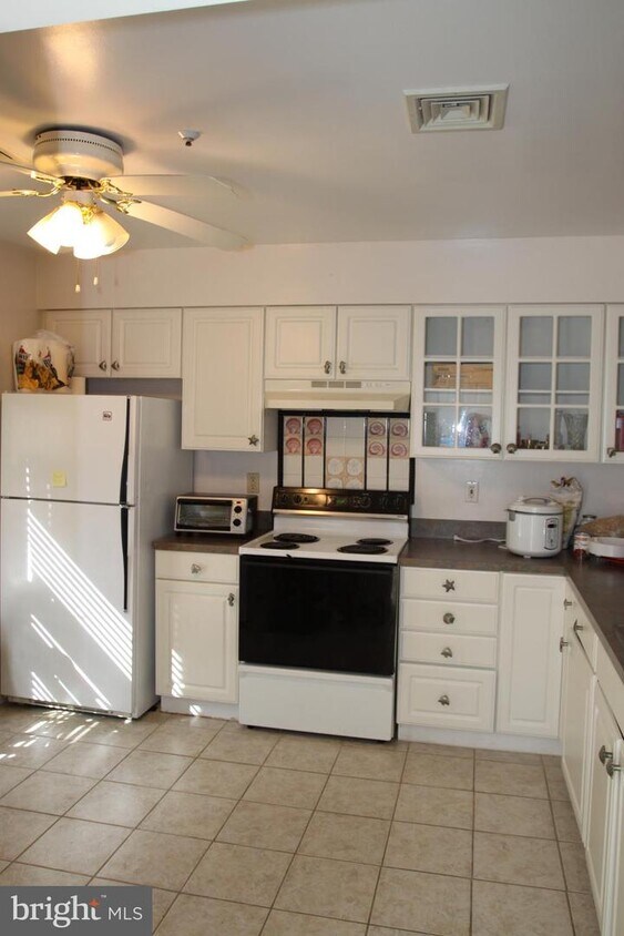 Primary Photo - 4020 Seagate Square