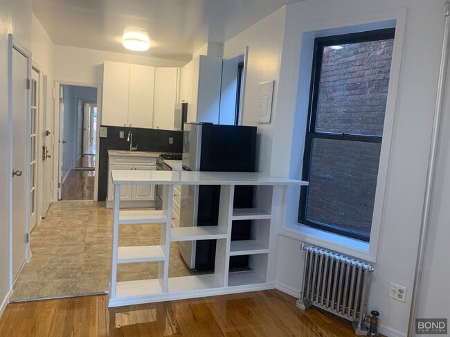 Building Photo - 717 9th Ave