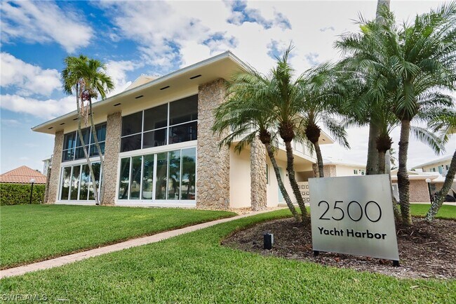 Building Photo - 2500 Gulf Shore Blvd N