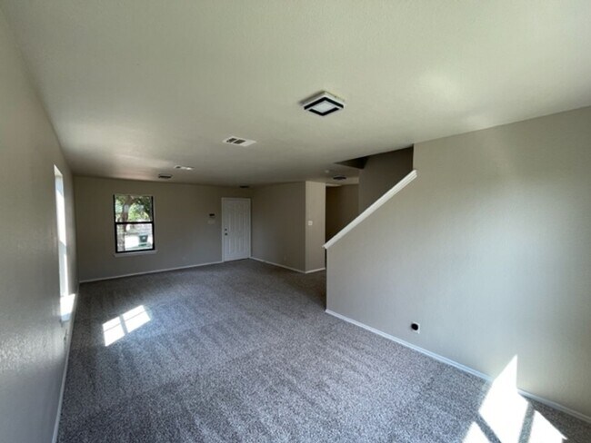Building Photo - MOVE IN READY - Lovely & Spacious 3 bedroo...
