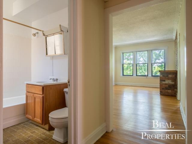Building Photo - 1 bedroom in CHICAGO IL 60657