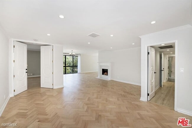 Building Photo - 2 br, 2.5 bath Condo - 325 N Oakhurst Dr A...