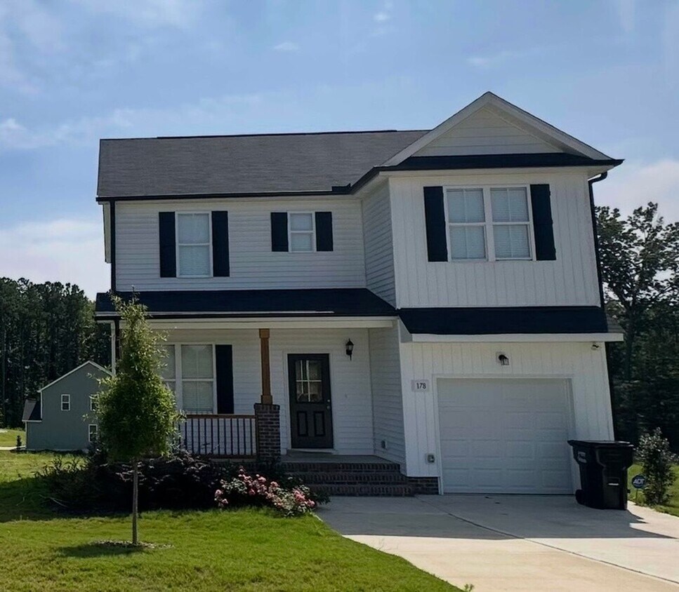 Foto principal - 4 Bedroom Home in Zebulon