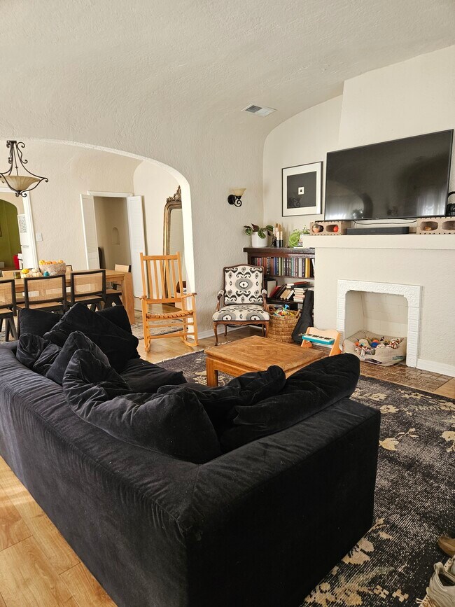 Foto del edificio - 533 N Gardner St