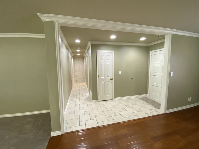 Building Photo - 6712 S Villa Ave