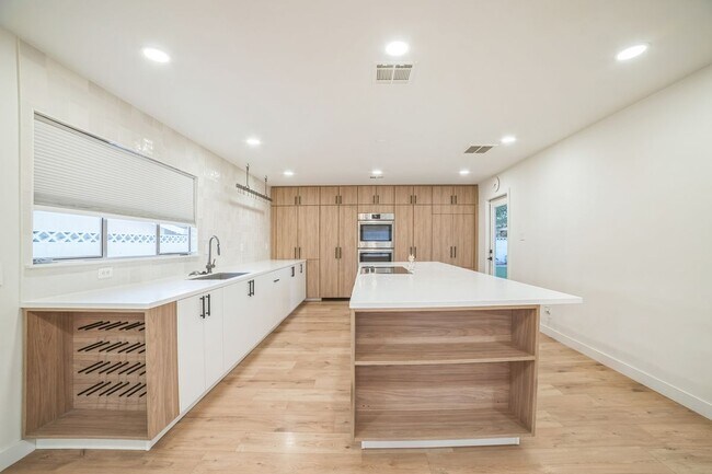 Foto del edificio - 1700 Bracken Ave