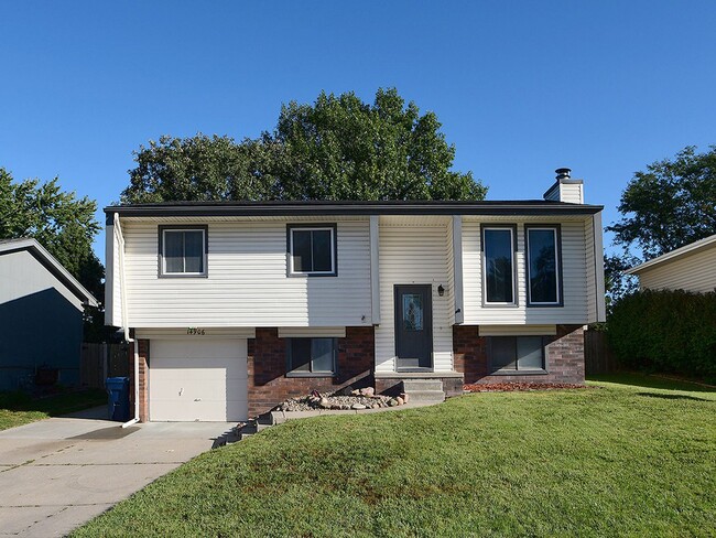 Building Photo - Southwest Omaha Beauty