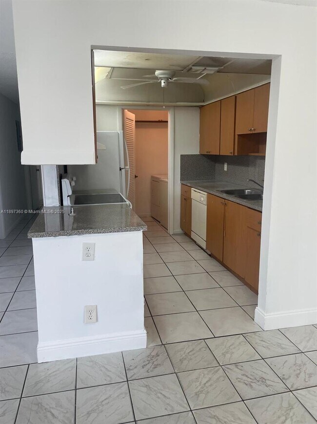 Building Photo - 810 SW 73rd Ave