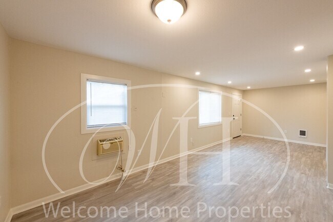 Foto del edificio - 1 bedroom with Peaceful Back Yard on Quiet...