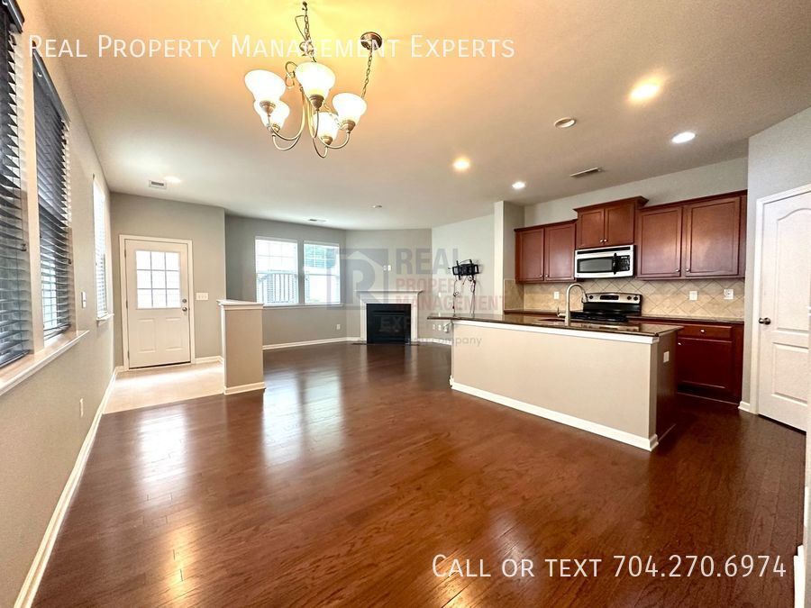 Beautiful 4BR/2.5BA 2 Story House in Hunte... House for Rent in