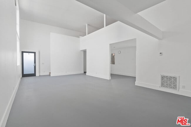 Building Photo - 558 Rose Ave