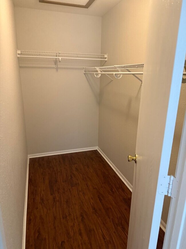 Foto del edificio - Exquisite 3-bedroom 2 bath with walk in cl...