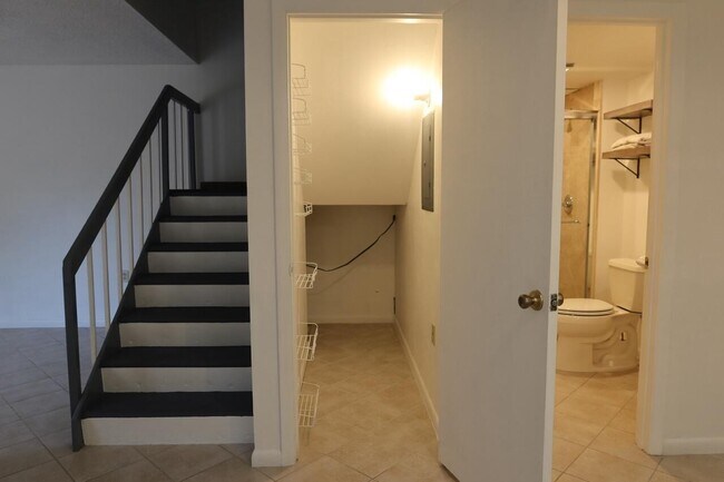 Building Photo - 507 5th Ln