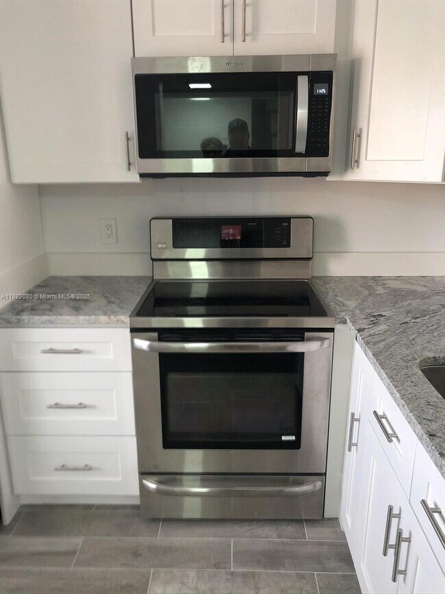 Foto del edificio - 8550 N Sherman Cir
