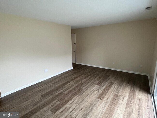 Building Photo - 105 N Edgewood Dr