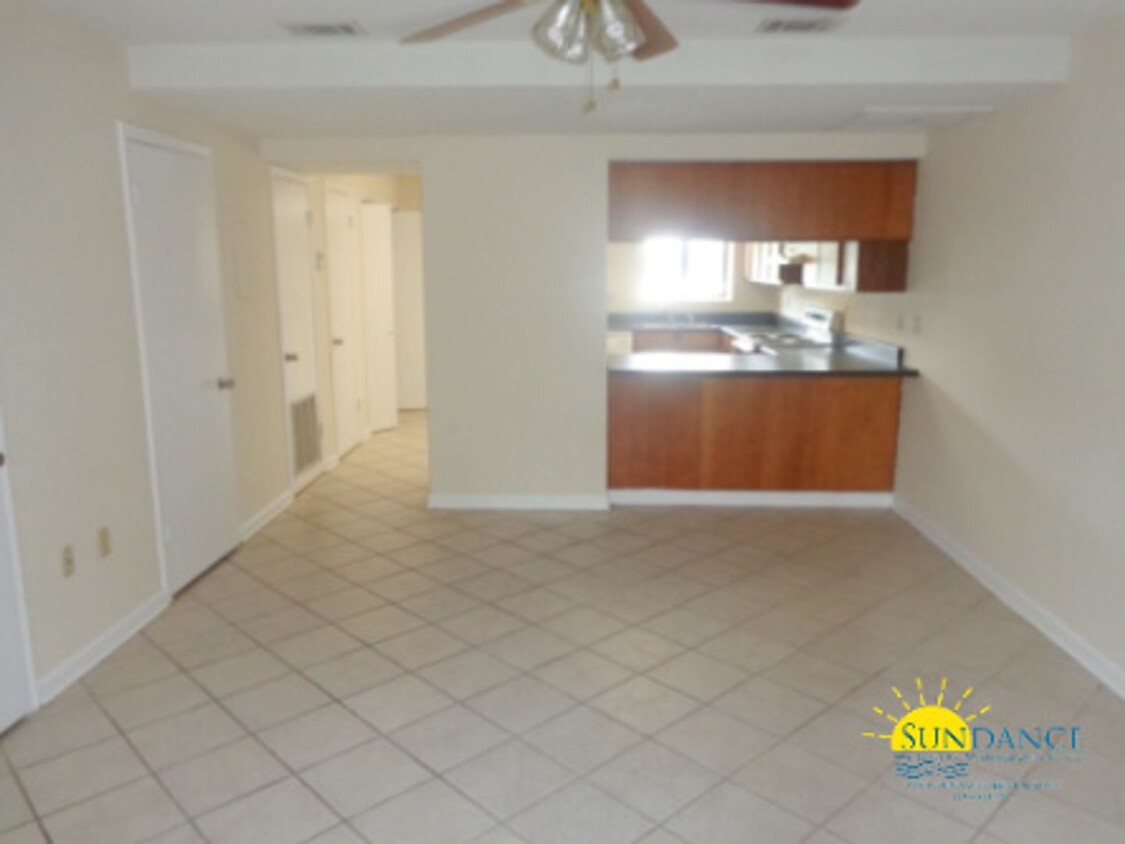 Foto principal - Large newly painted 2Bed/2.5 bath located ...