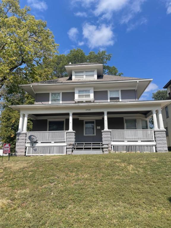 Primary Photo - 2400 R St
