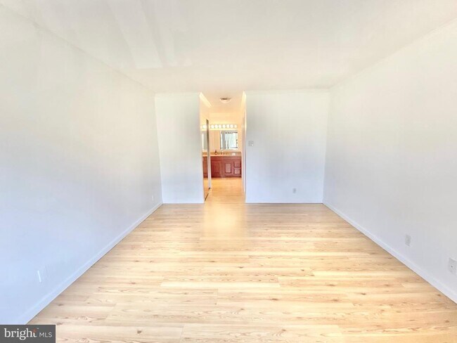Building Photo - 307 Yoakum Pkwy