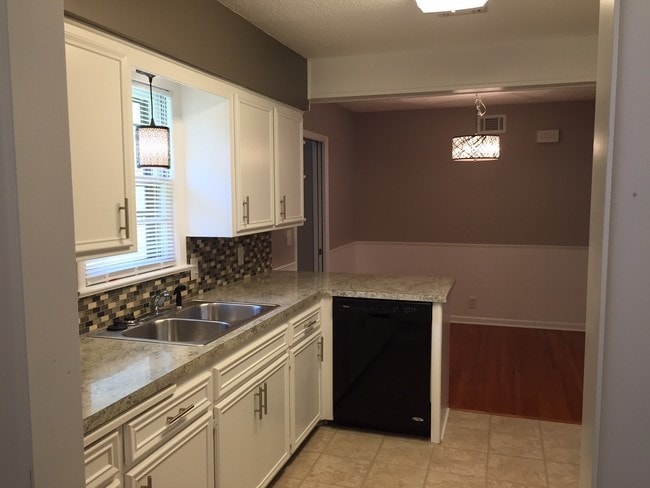 Foto del edificio - 2018 S Ridgewood Dr