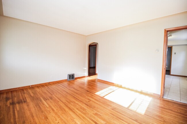 Building Photo - 1440 Rollins Rd