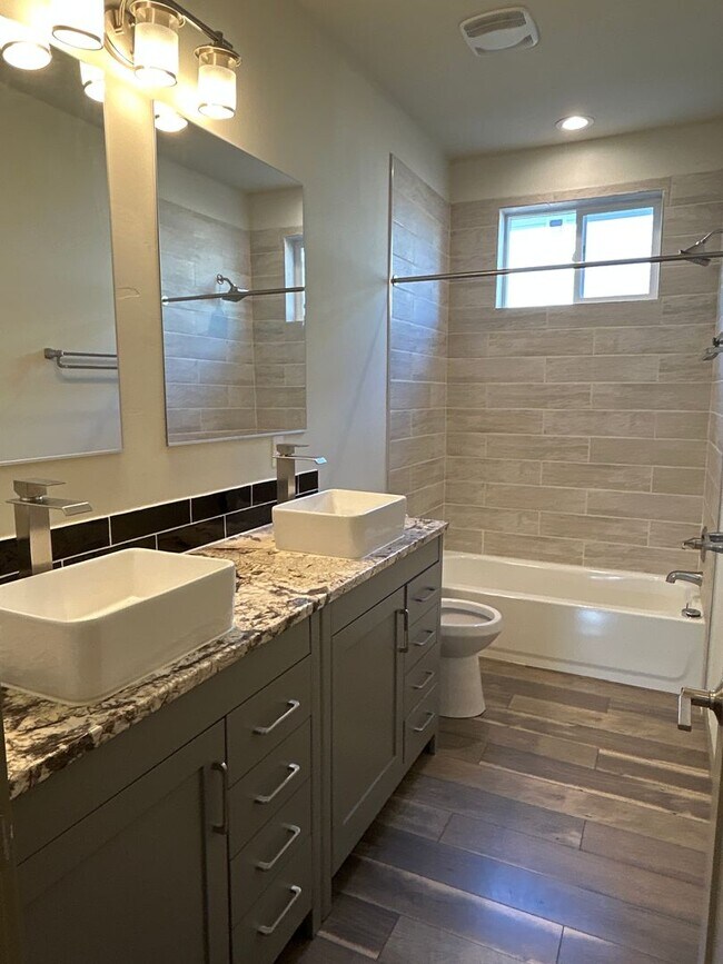 Building Photo - 1062 SE Balsamroot Ln