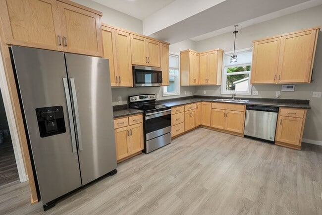 Foto del edificio - 4 Bedroom House for Rent