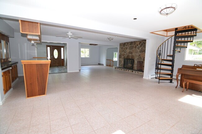 Building Photo - 21 Saxony Dr