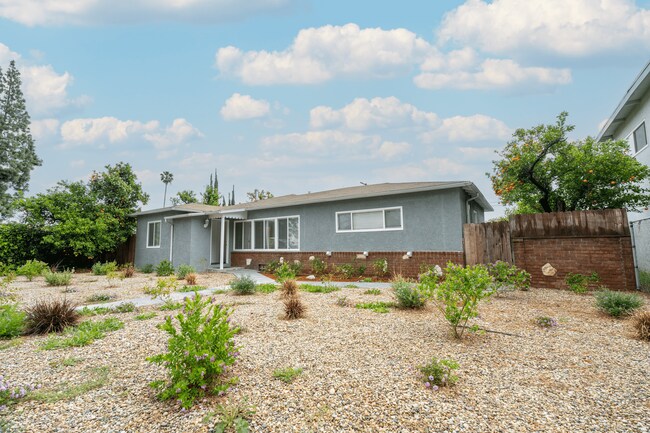 Foto del edificio - 15942 Devonshire St