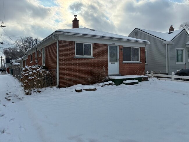 Foto del edificio - 1353 Stewart Ave