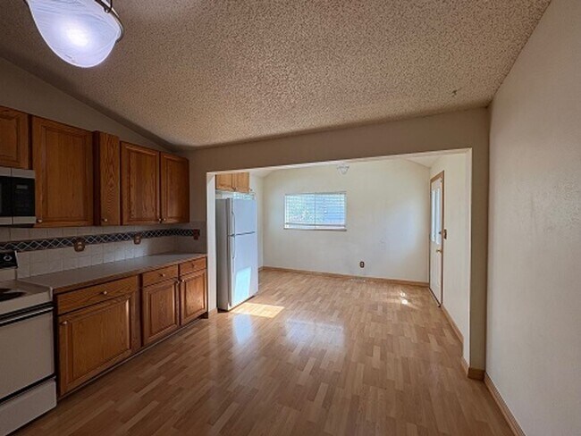 Foto del edificio - Settle Into Space & Comfort in This Fort Collins 3 Bedroom
