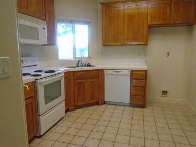 Foto del edificio - JUST REDUCED....SEVEN OAKS ! $2847.50 MOVE...