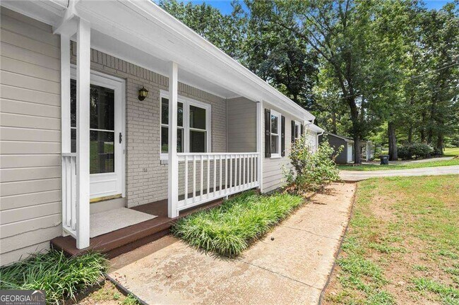 Building Photo - 200 E Country Woods Dr