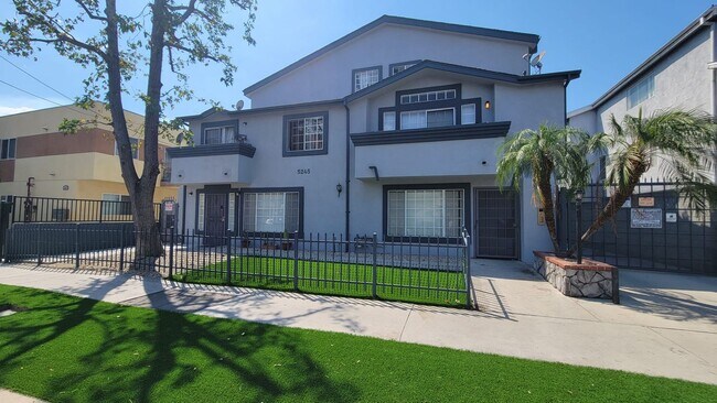 Foto del edificio - 5245 Riverton Ave