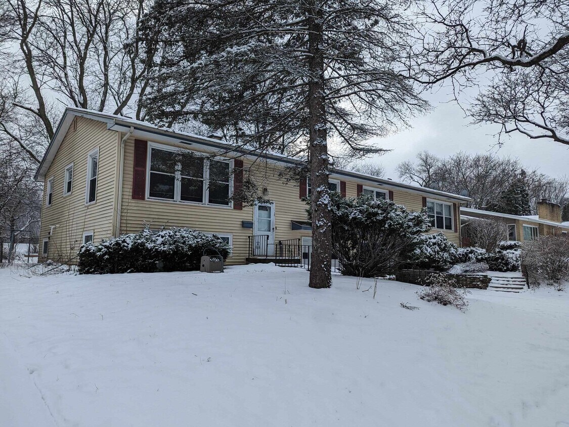 5121 Manitowoc Pkwy, Madison, WI 53705 Townhome Rentals in Madison WI