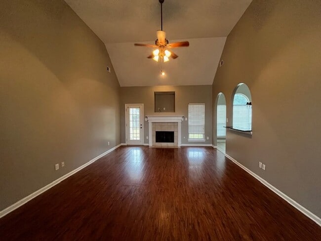 Building Photo - Renovated 3 Bedroom 2 Bath Home with 2 Car Garage for Rent!