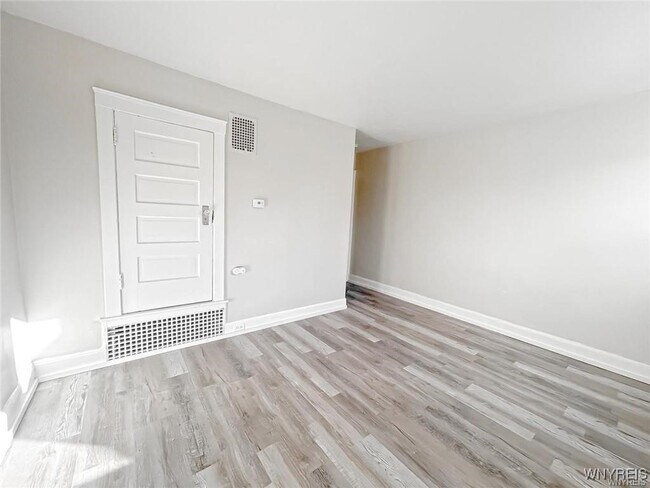 Building Photo - 527 24th St