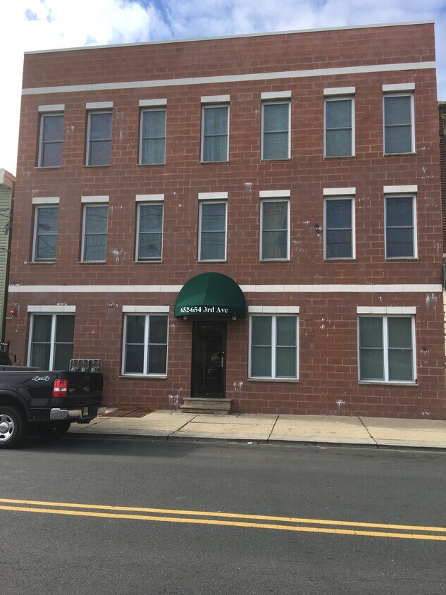 Primary Photo - 652 3rd Ave