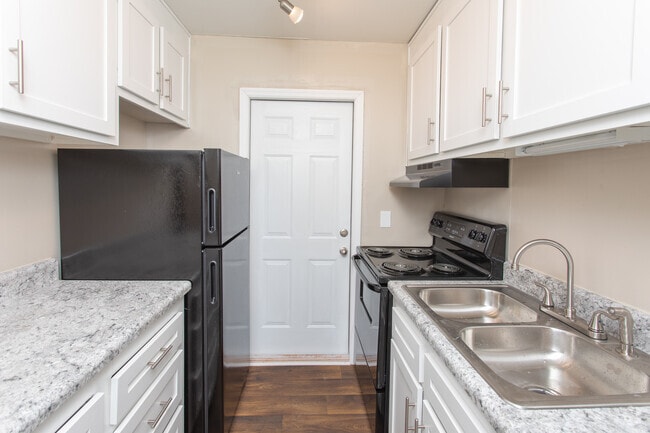 1 Bedroom 1 Bath Kitchen - Redmond Chase Apartment Homes
