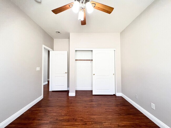 Building Photo - Wonderful two-story single-family house