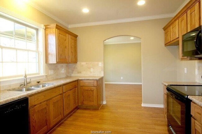 Foto del edificio - 4103 Whispering Creek Dr