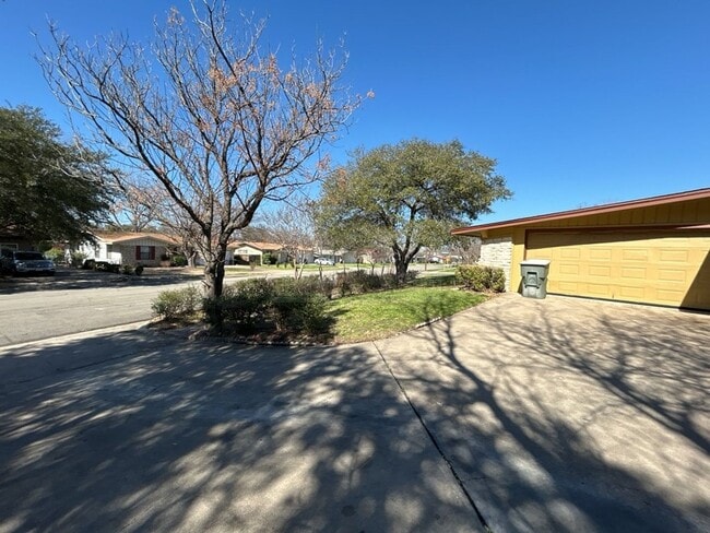Building Photo - 1814 Crestridge Dr