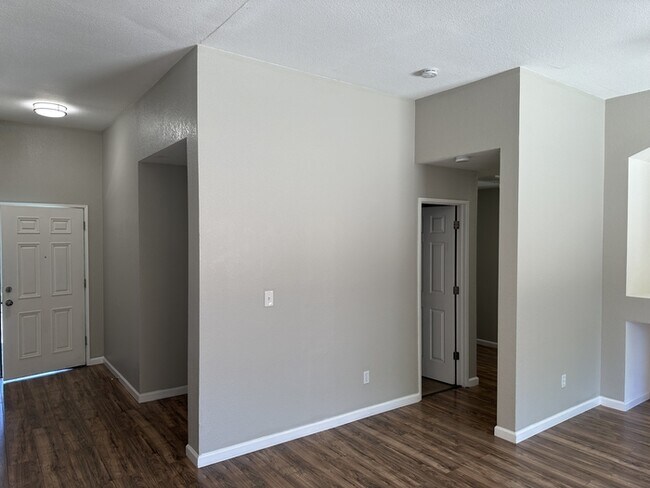 Building Photo - Modesto Cute 4 Bedroom 2 Bath Single Story...