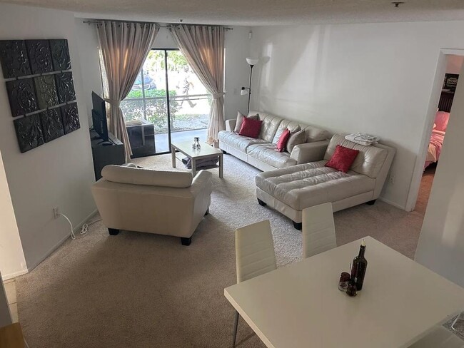 Foto del edificio - 6002 Laketree Ln