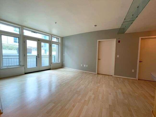 Building Photo - Fantastic Condo in NW Portland with Washer...