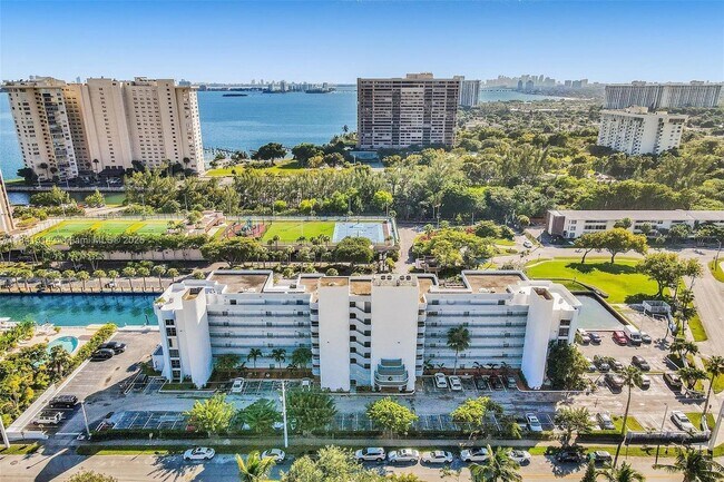 Foto del edificio - 1650 NE 115th St