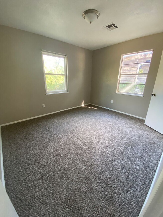 Foto del edificio - 4 Bedroom House Available now in OKC