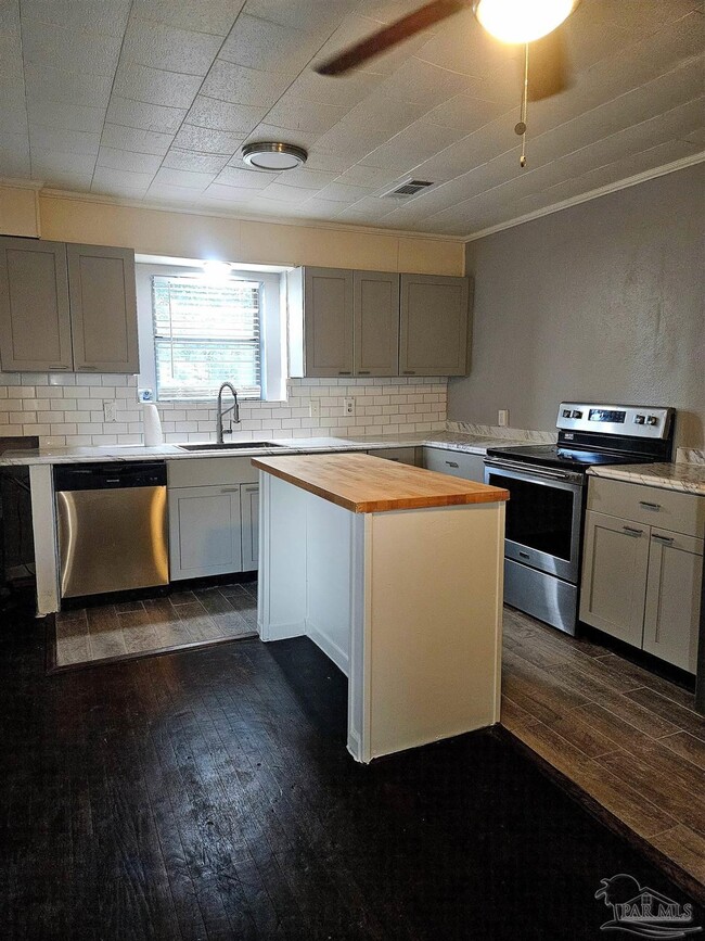 Foto del edificio - 3230 W Gonzalez St