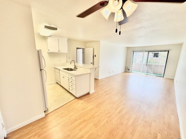 Foto del edificio - Spacious 1 Bedroom Condo on PCH